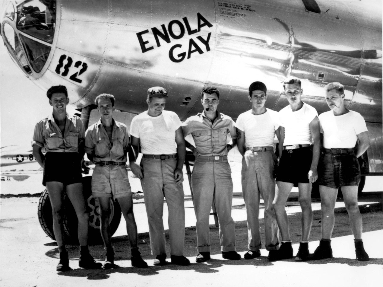 B-29_Enola_Gay_w_Crews.jpg