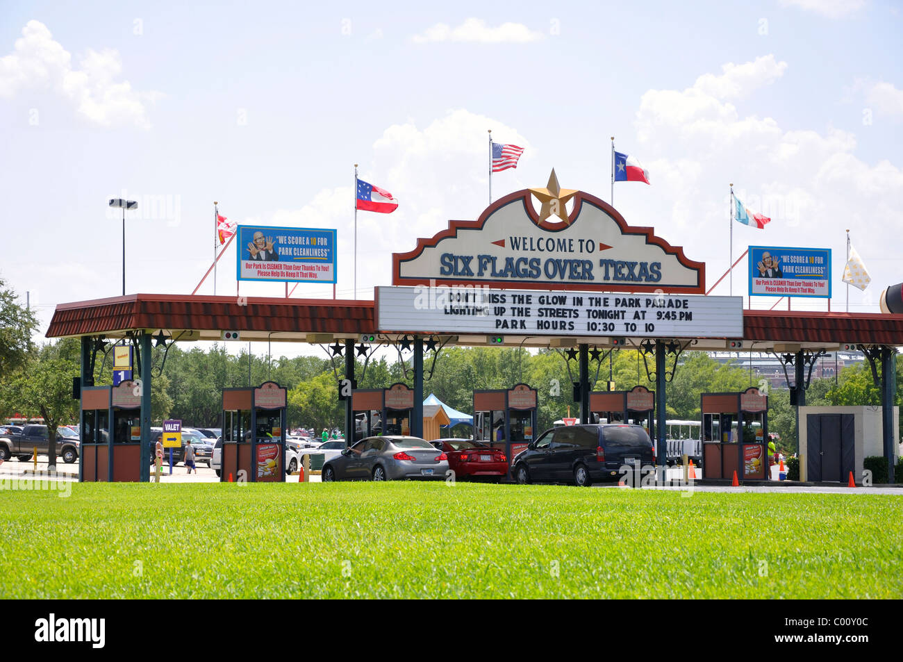 entrance-to-six-flags-over-texas-amusement-park-arlington-fort-worth-C00Y0C.jpg